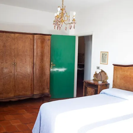 Casa Vacanze Soveri, In Un Parco Di Ulivi, Palme, Castagni Secolari. Vakantiehuis Borgia